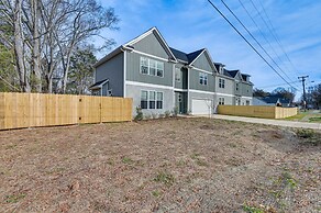 Charming Charlotte Townhome: 6 Mi to Downtown!