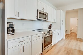 Charming Charlotte Townhome: 6 Mi to Downtown!