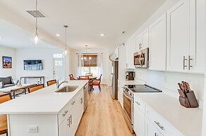 Charming Charlotte Townhome: 6 Mi to Downtown!