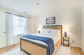 Charming Charlotte Townhome: 6 Mi to Downtown!