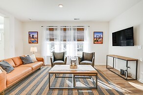 Charming Charlotte Townhome: 6 Mi to Downtown!