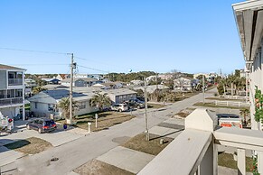 Breezy Kure Beach Home - Walk to Pier & Ocean!