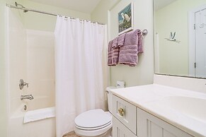 Breezy Kure Beach Home - Walk to Pier & Ocean!