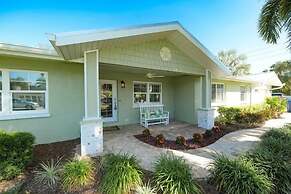 203 Periwinkle - Pretty Palms 4 Bedroom Home by RedAwning