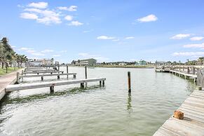 Bayfront Kontiki 3 Bedroom Condo by RedAwning