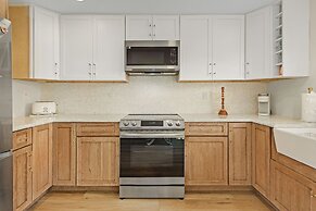 149 Pearl St. 2 Bedroom Home by RedAwning