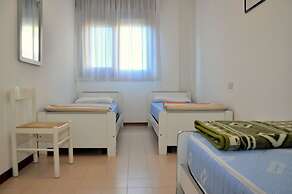 White Apartment With Terrace - Beahost