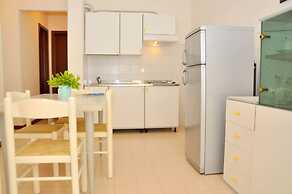 White Apartment With Terrace - Beahost