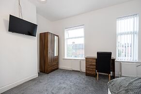 Charming 4-bed Guest House in Salford