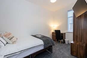 Charming 4-bed Guest House in Salford