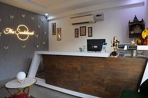 The Sandalwood Hotel, Sec-38 I Near Medanta Medicity Gurgaon