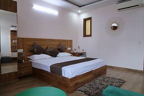 The Sandalwood Hotel, Sec-38 I Near Medanta Medicity Gurgaon