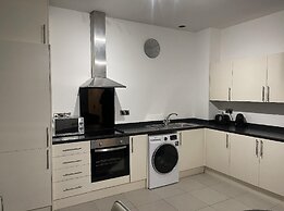 Modern 2 Bed Apartment in Salford
