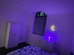 Modern 2 Bed Apartment in Salford