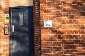 Modern 2 Bed Apartment in Salford