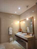 Soleil Suites Petitenget By the jero 18