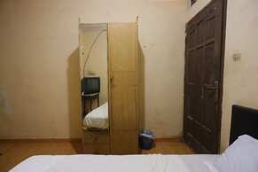 SPOT ON 93460 Lewi Family Guest House Near GBKP Bangun Mulia Km. 11