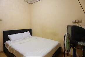 SPOT ON 93460 Lewi Family Guest House Near GBKP Bangun Mulia Km. 11