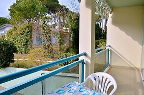 Colourful Seaside Flat With Pool on the Rooftop