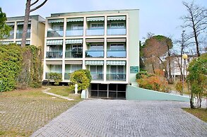 Colourful Seaside Flat With Pool on the Rooftop