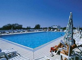 Colourful Seaside Flat With Pool on the Rooftop
