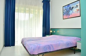 Colourful Seaside Flat With Pool on the Rooftop