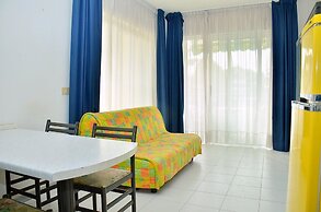 Colourful Seaside Flat With Pool on the Rooftop