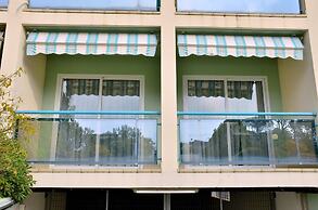 Colourful Seaside Flat With Pool on the Rooftop