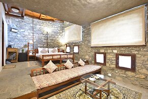 Tiaraa Monolith Lake Resort