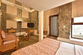 Tiaraa Monolith Lake Resort