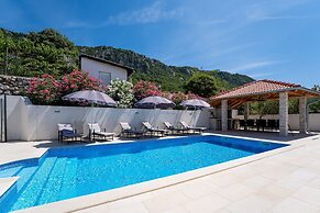 Pool House Edita