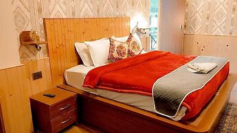 Hotel Seraj International