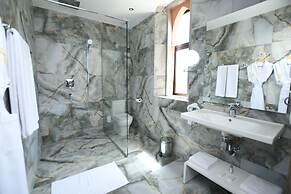 555 HOTEL CLUBBING ADULTS ONLY