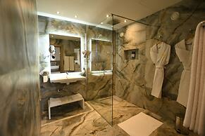 555 HOTEL CLUBBING ADULTS ONLY