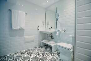 555 HOTEL CLUBBING ADULTS ONLY