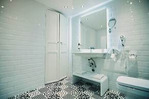 555 HOTEL CLUBBING ADULTS ONLY