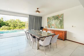 Luxury 6BR Villa w Pool Maid at Yarari