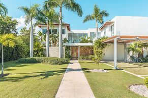 Luxury 6BR Villa w Pool Maid at Yarari