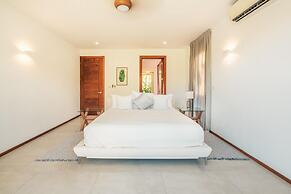 Luxury 6BR Villa w Pool Maid at Yarari