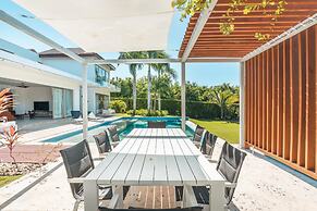 Luxury 6BR Villa w Pool Maid at Yarari