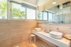 Luxury 6BR Villa w Pool Maid at Yarari
