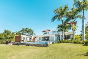 Luxury 6BR Villa w Pool Maid at Yarari