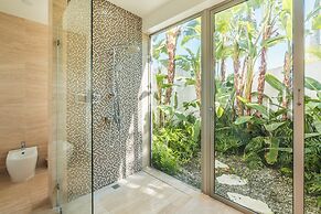 Luxury 6BR Villa w Pool Maid at Yarari