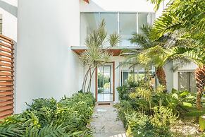 Luxury 6BR Villa w Pool Maid at Yarari