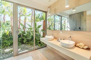 Luxury 6BR Villa w Pool Maid at Yarari