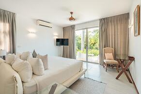 Luxury 6BR Villa w Pool Maid at Yarari