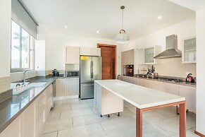 Luxury 6BR Villa w Pool Maid at Yarari