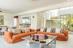 Luxury 6BR Villa w Pool Maid at Yarari