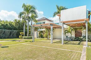 Luxury 6BR Villa w Pool Maid at Yarari