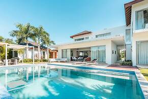 Luxury 6BR Villa w Pool Maid at Yarari